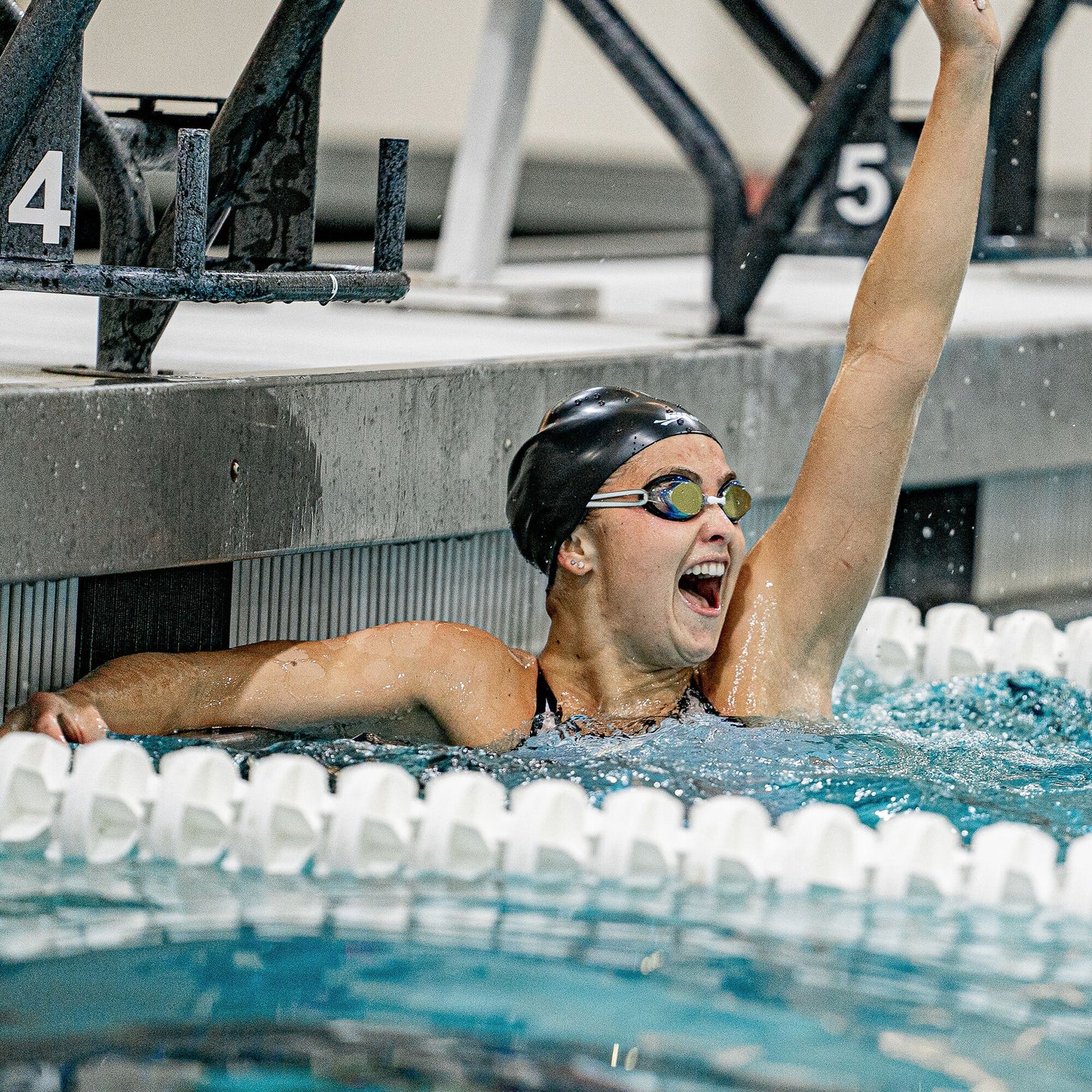 Finis Tide Goggles aiukuisten kilpa uimalasit, Gold Mirror-White