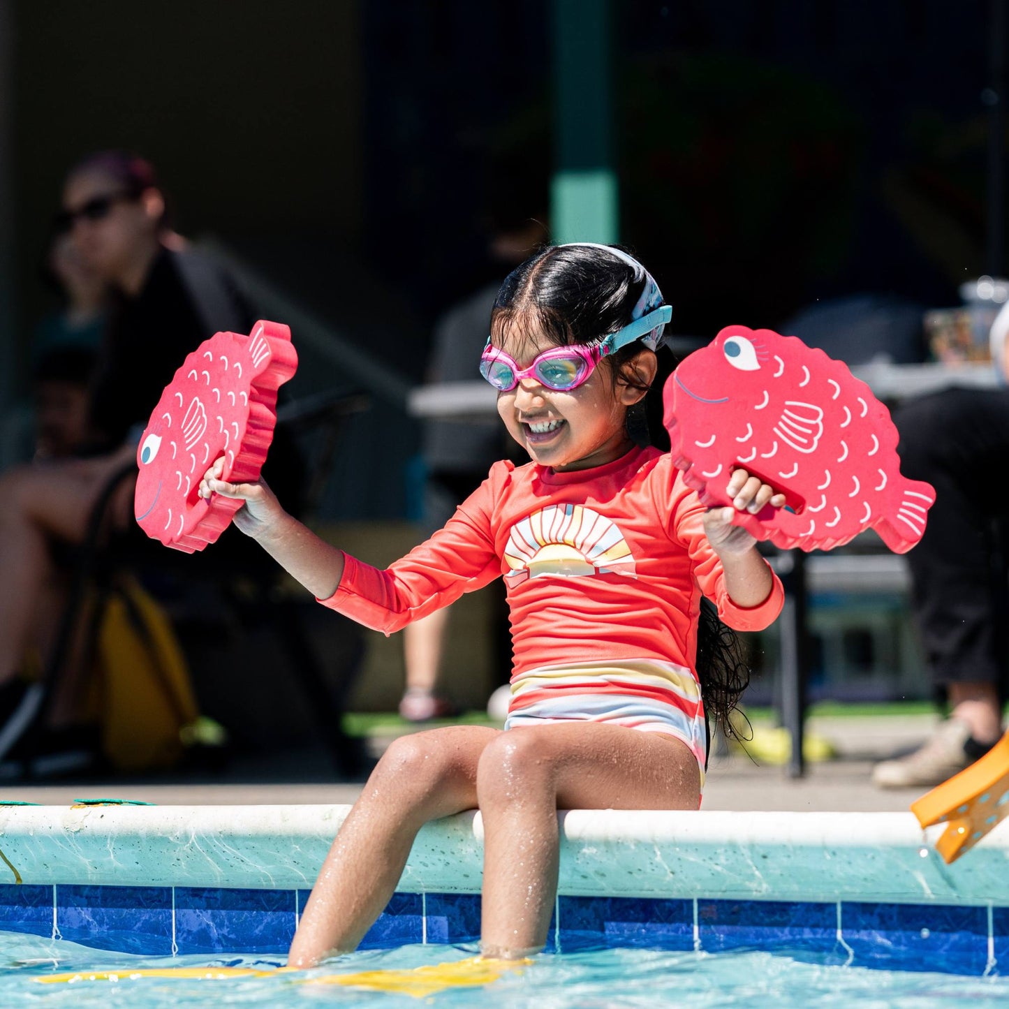 Finis Floatie Friends™ Foam Hand Floats lasten uimakellukkeet, Pufferfish / Pallokala