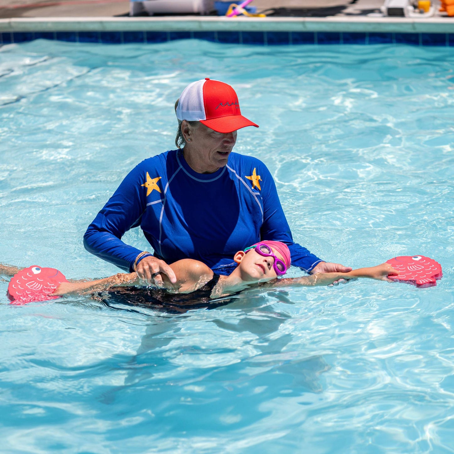 Finis Floatie Friends™ Foam Hand Floats lasten uimakellukkeet, Pufferfish / Pallokala