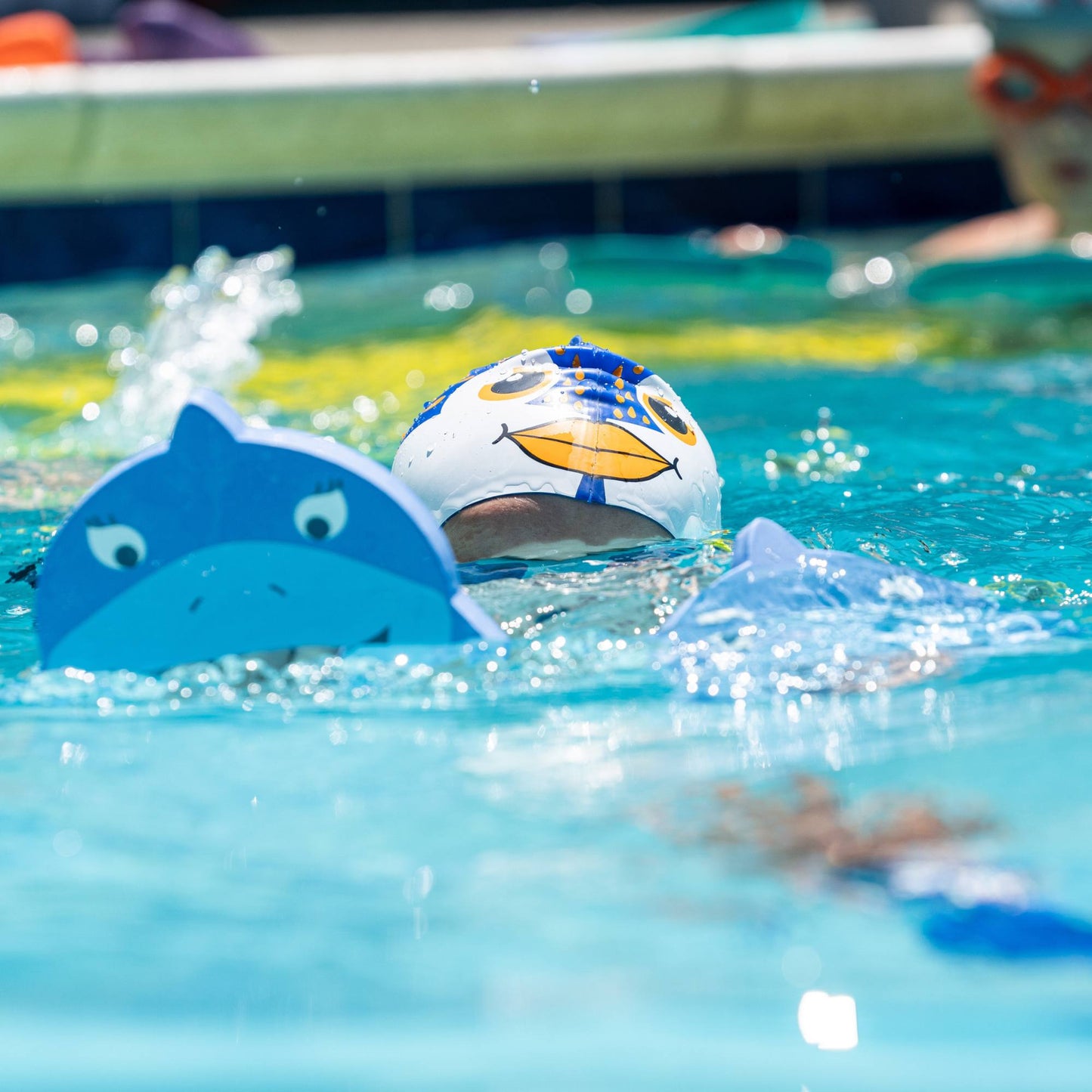 Finis Floatie Friends™ Foam Hand Floats lasten uimakellukkeet, Shark / Hai