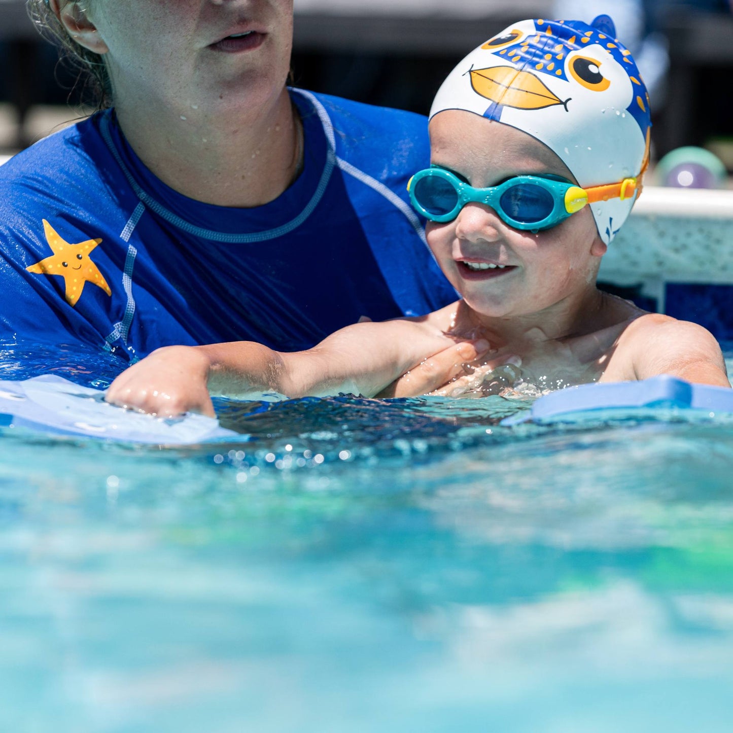 Finis Floatie Friends™ Foam Hand Floats lasten uimakellukkeet, Shark / Hai