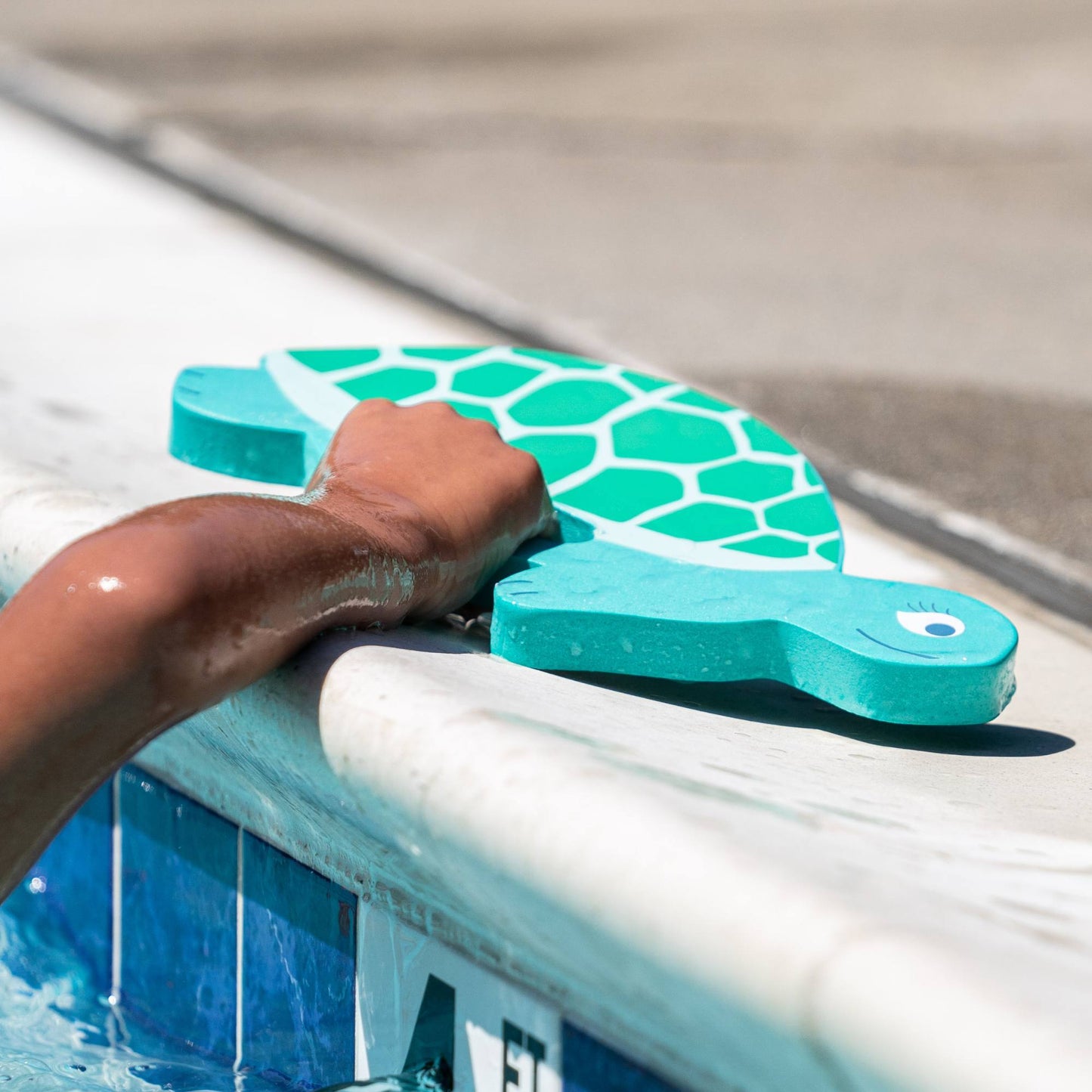 Finis Floatie Friends™ Foam Hand Floats lasten uimakellukkeet, Turtle / Kilpkonna