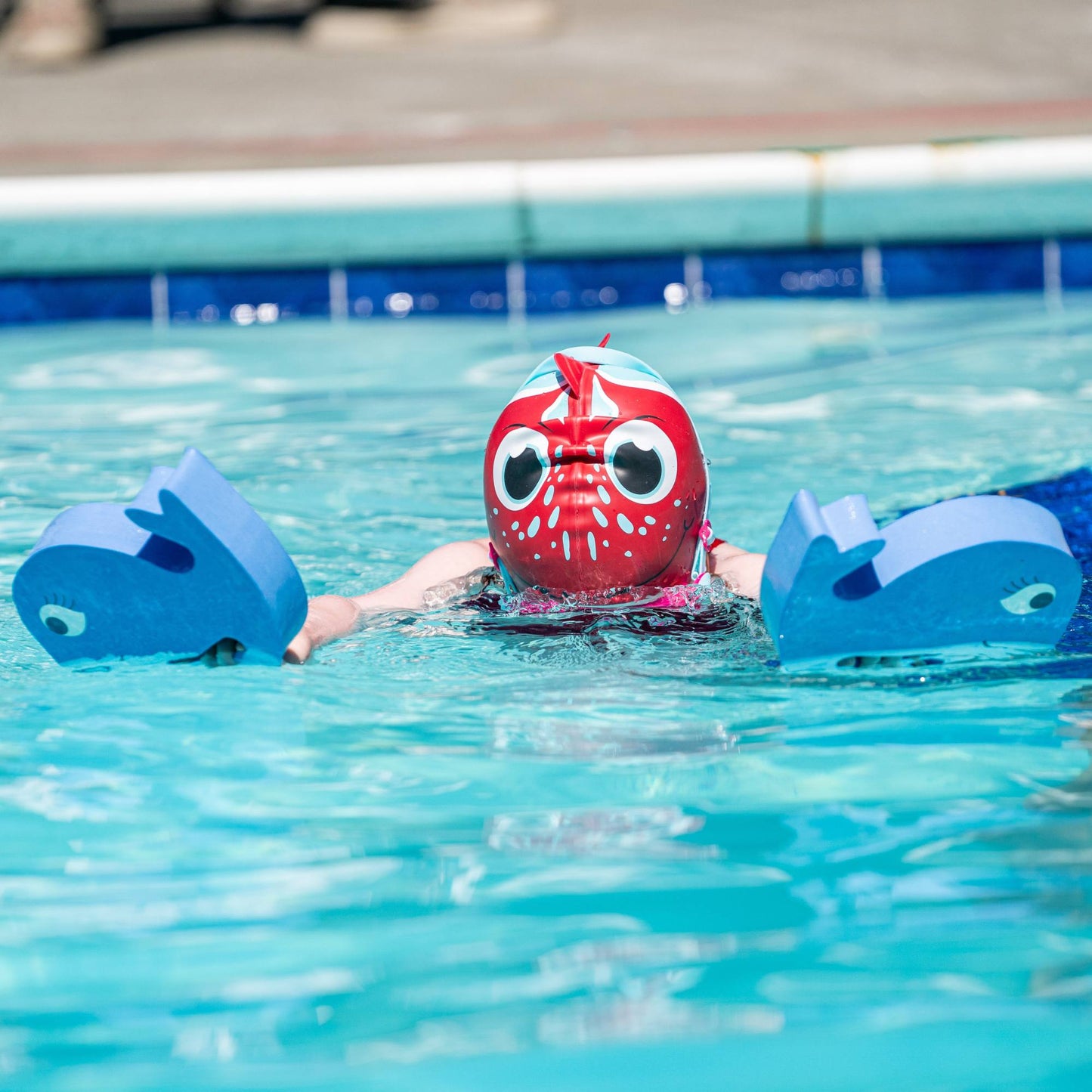 Finis Floatie Friends™ Foam Hand Floats lasten uimakellukkeet, Whale / Valas